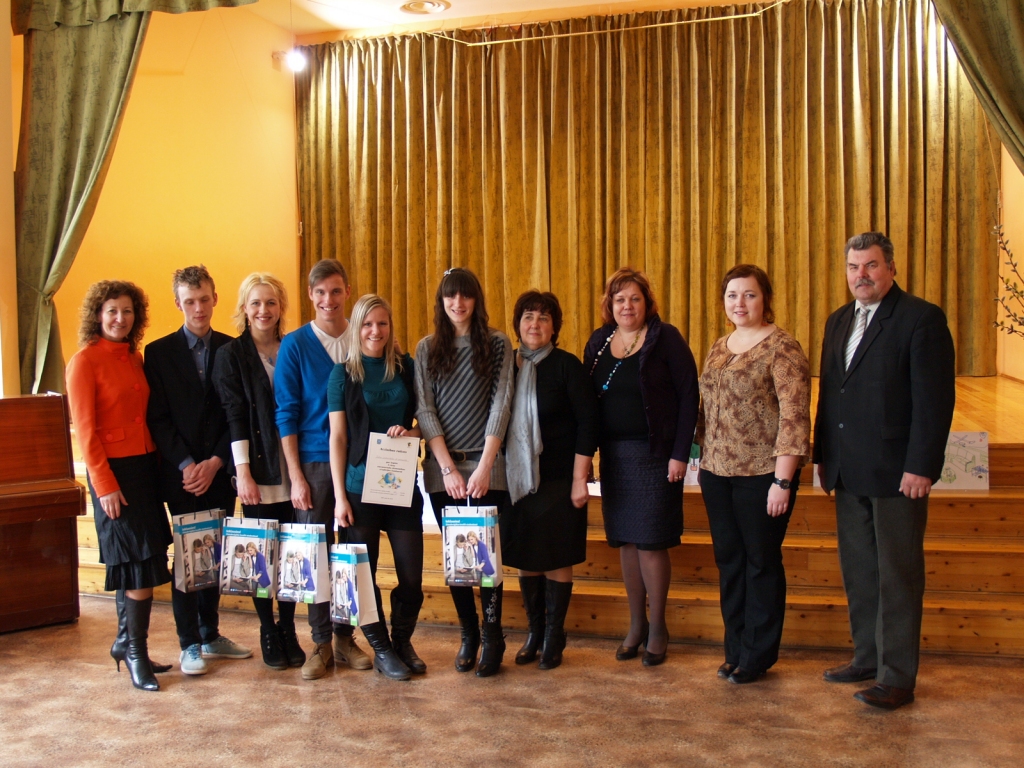 Uzvarētāji – Īslīces vidusskolas komanda Adrians Dreimanis (otrais no kreisās), Lineta Kavosa, Artjoms Markovins, Ina Sanduca, Annija Bērziņa, viņu skolotāja Rita Straumīte kopā ar konkursa rīkotāju Antru Pārumu un atbalstītājiem – «SEB bankas» pārstāvi Dinu Bērziņu (no kreisās), Aivaru Janeku (no labās) no «Balticovo» un Ivetu Volkovu no SIA «Kronis».
Autors: Antra Ērgle