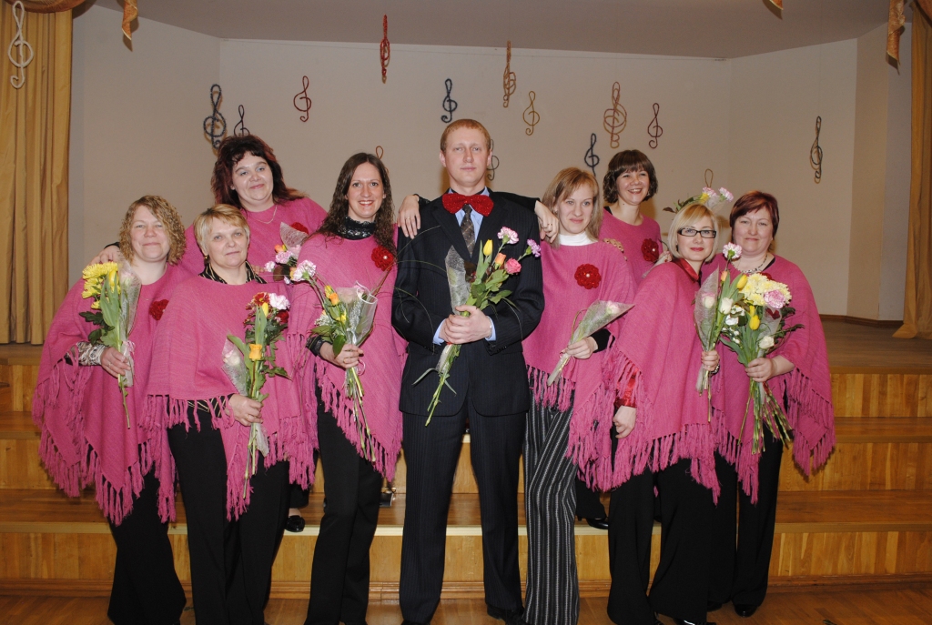 Sieviešu vokālais ansamblis «Mežrozītes» ir Codes pagasta amatierkolektīvu pastarītis. Tas nesen nosvinēja desmit gadu pastāvēšanas gadskārtu, proti, «Mežrozītes» kopā sanāca 2002. gadā.
Autors: No «Bauskas Dzīves» arhīva.