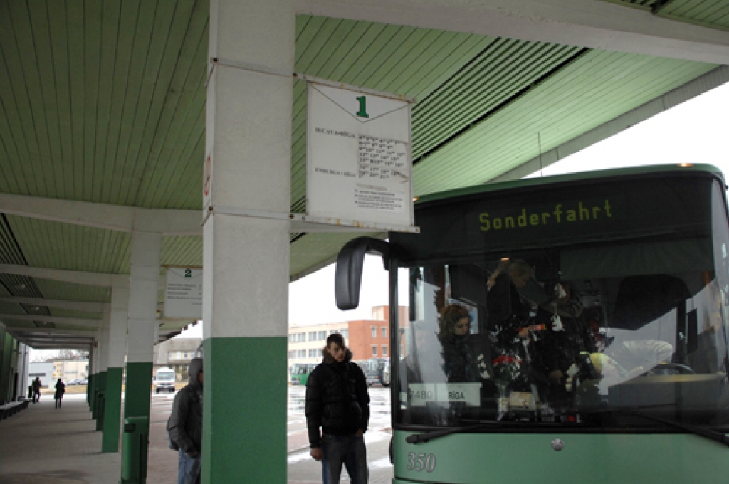 Pretēji agrāk apgalvotajam, no 1. aprīļa par braucienu ar autobusu no Bauskas līdz Rīgai nāksies šķirties no diviem latiem un 15 santīmiem. SIA «Aips», izpildot Autotransporta direkcijas rīkojumu, paaugstina braukšanas maksu.
Autors: Ivars Bogdanovs