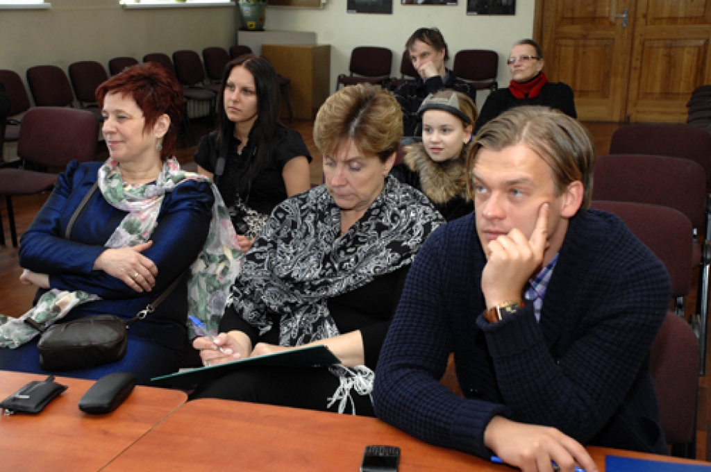 Uz Bauskas kultūras centra Lielās zāles skatuves atdzīvojies sakņu dārzs. Ingeborgas Krustkalnes lugu «Sakņudārza sargs» izrāda Bauskas pilsētas pamatskolas audzēkņi. 
Autors: Ivars Bogdanovs