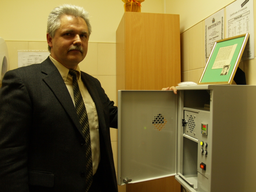 Aleksandrs Prokopenko iedarbināja sāls istabas procedūras iekārtu.
Autors: Madara Ērgle