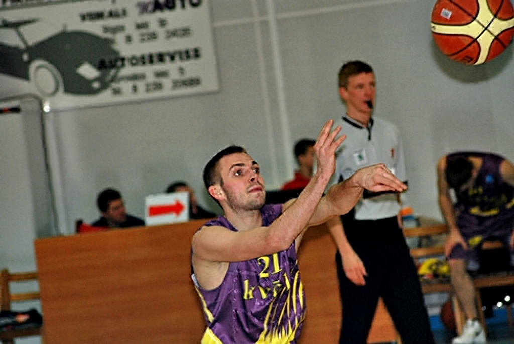 «Kvēle»/sporta klubs «Mēmele»» rindās fantastisku spēli aizvadīja Artūrs Kramiņš, kurš guva 27 punktus, izcīnīja deviņas atlēcošās bumbas.
Autors: Uldis Varnevičs