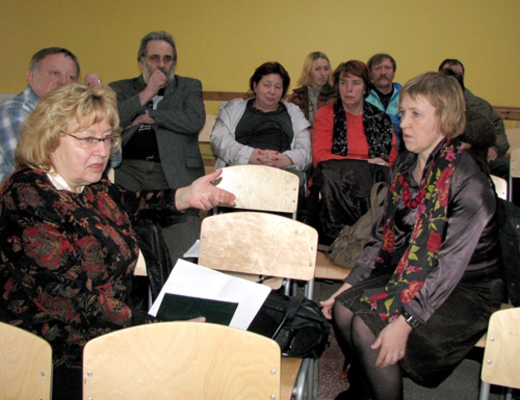 Valsts vides dienesta Jelgavas reģionālās vides pārvaldes direktora vietniece Biruta Puķīte (no kreisās) 22. marta sanāksmē Uzvarā aicina vietējos ļaudis iesniegt konkrētus uzdevumus SIA «Uzvara-Strauti». 
Autors: Vilnis Auzāns