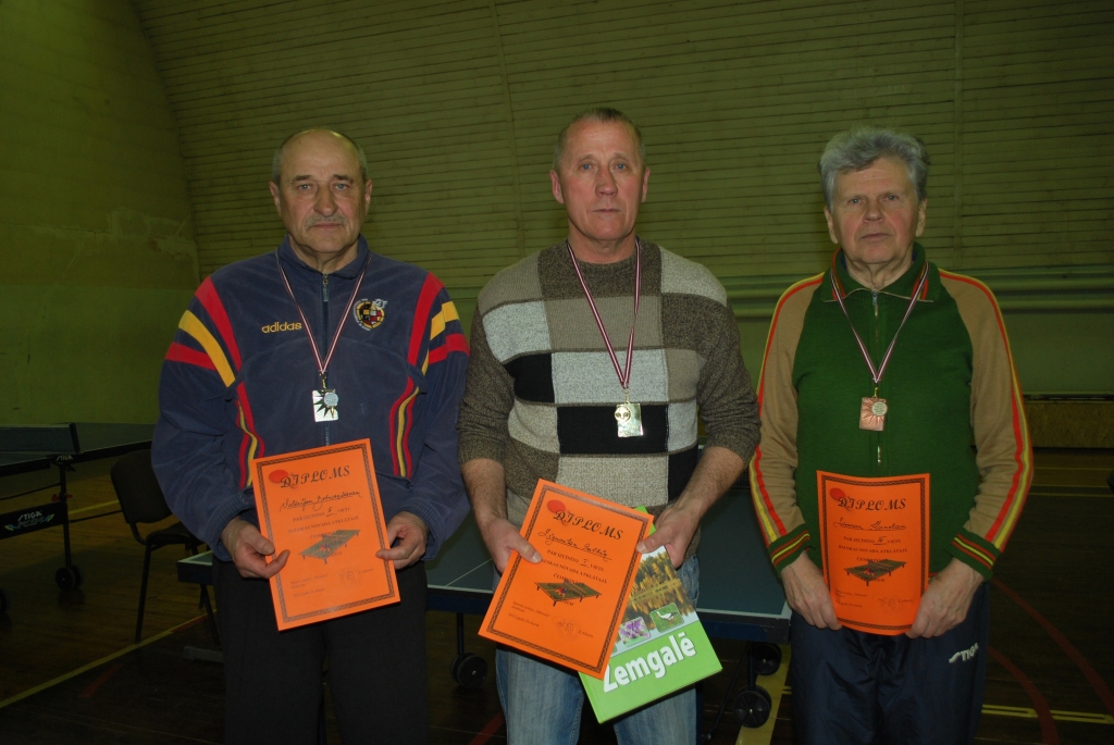 Medaļu ieguvēji veterānu konkurencē – Valērijs Bobrovņikovs (no kreisās), Zigmants Gulbis, Aivars Kamols. 
Autors: Uldis Varnevičs
