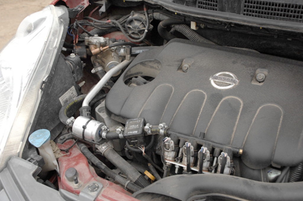 Gāzes iekārtas ievietošana zem motora pārsega. 
Autors: Ivars Bogdanovs.