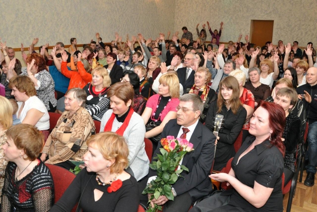 Tautas nama atklāšanas vakarā nepietika sēdvietu, jo vietējai sabiedrībai tas bija ļoti svarīgs notikums. 
Autors: Žanna Zālīte