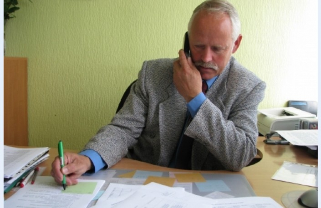 Deviņu deputātu balsojums «par» bija pietiekams, lai no darba atbrīvotu Mežotnes pagasta pārvaldes vadītāju Olģertu Līko.
Autors: No arhīva.