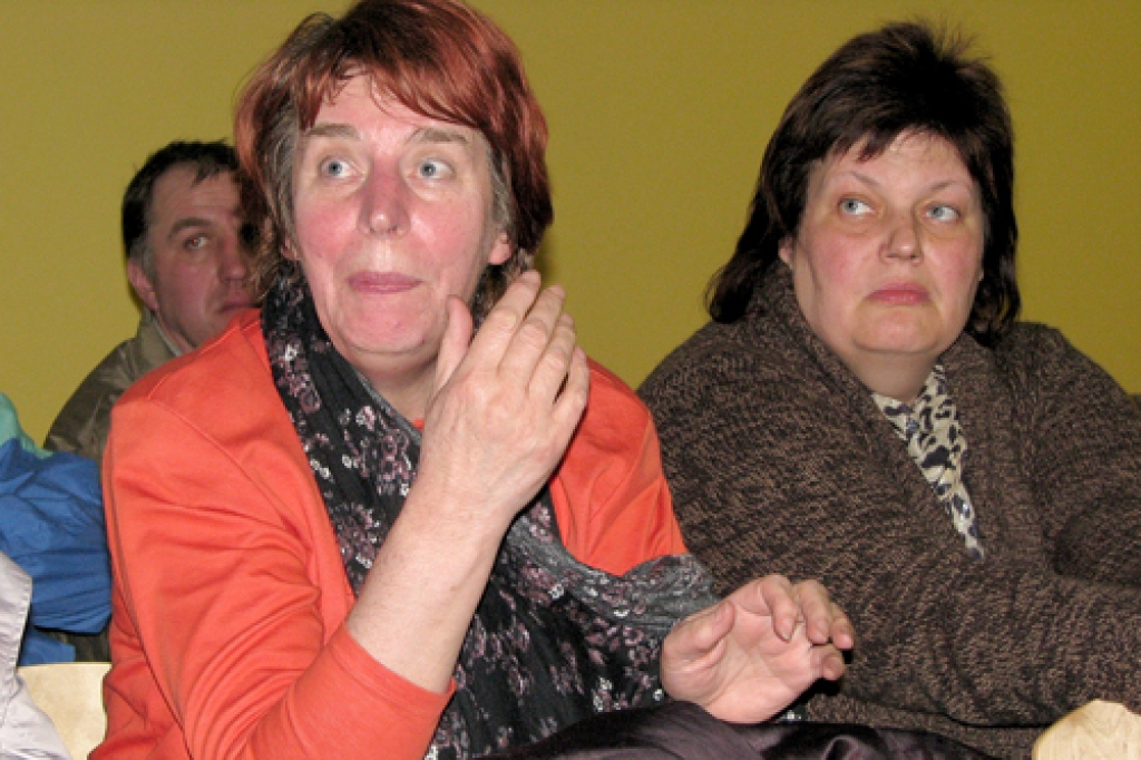 Biedrības «Bauskas rajona lauksaimnieku apvienība» biroja vadītāja Rudīte Jaunzeme (no kreisās) vēršas pie Jelgavas reģionālās vides pārvaldes speciālistiem: «Parādiet vienreiz savu stingro nostāju, saņemieties radikālai rīcībai un slēdziet šo fermu! Tad varbūt arī pārējie līdzīgu objektu īpašnieki zaudēs nesodāmības sajūtu un respektēs jūsu prasības, cienīs sabiedrības viedokli. Tagad visi redz, ka jūs tikai kaut ko parunājat, bet reāli izdarīt neko nevarat.» 
Autors: Vilnis Auzāns