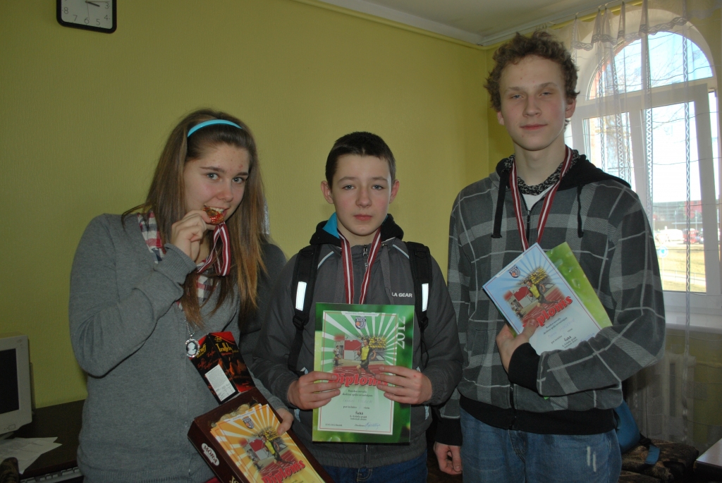 Misas vidusskolas pirmā komanda – Luīze Diena, Lauris Vilde (no kreisās) un Toms Jaunzemis. 
Autors: Uldis Varnevičs