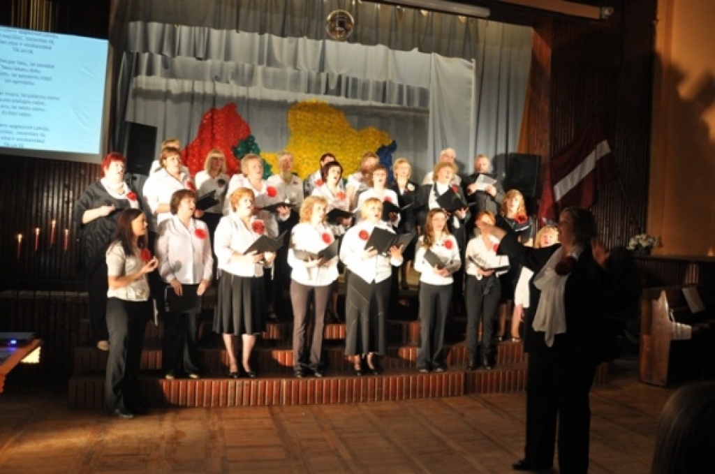 Autors: No kora albuma.