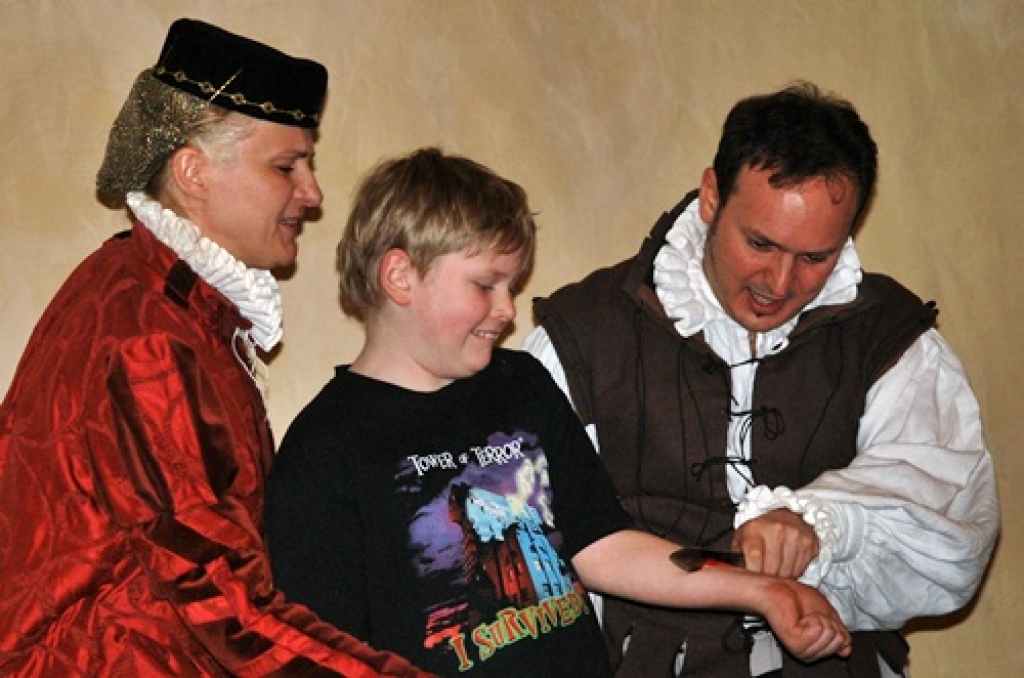 Kristoferam Voldemāram Gobiņam (vidū) roku «griež» Enriko Pecolli. Notiekošo uzmanīgi vēro Dace Pecolli. 
Autors: Uldis Varnevičs