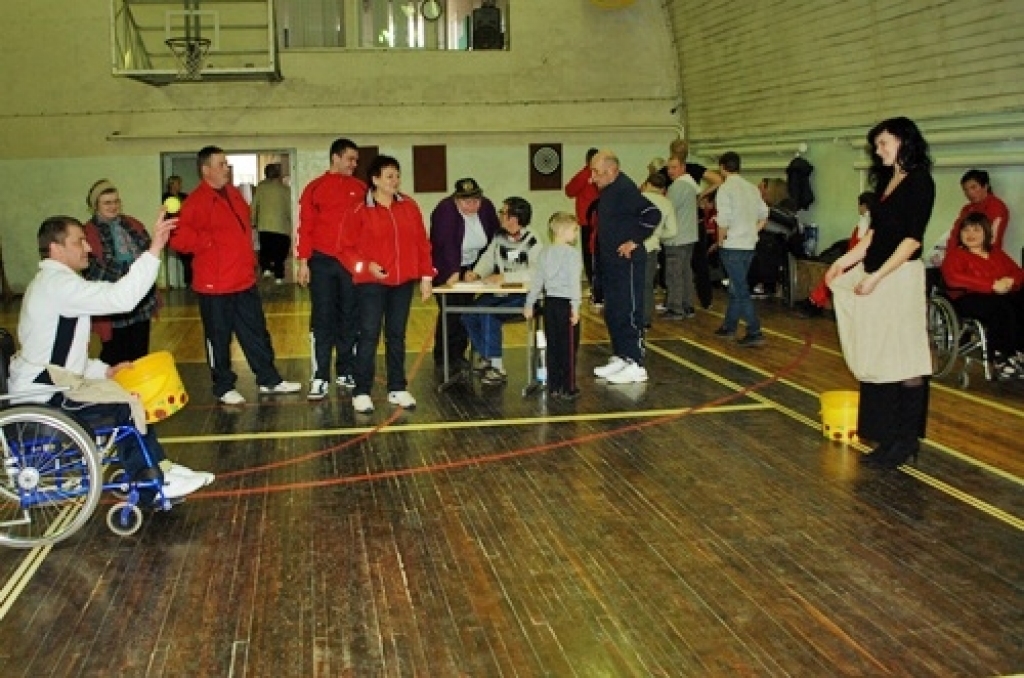 Aivars Meķeļica Makušs piedalās «ķengursomas» disciplīnā, metot bumbiņu sievai Evijai.
Autors: Uldis Varnevičs