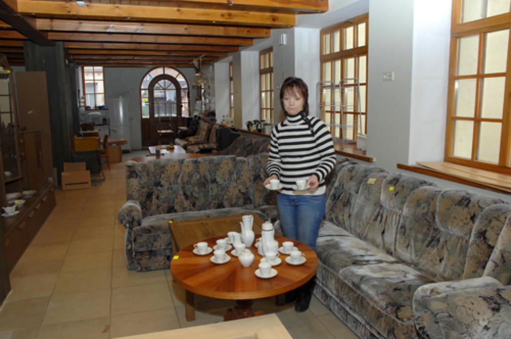 Ilona Stepka, SIA «M.L.M.» lietoto mēbeļu veikala pārdevēja, novērojusi, ka  pieprasītas esot virtuves iekārtas un kumodes ar atvilktnēm. 
Autors: Ivars Bogdanovs