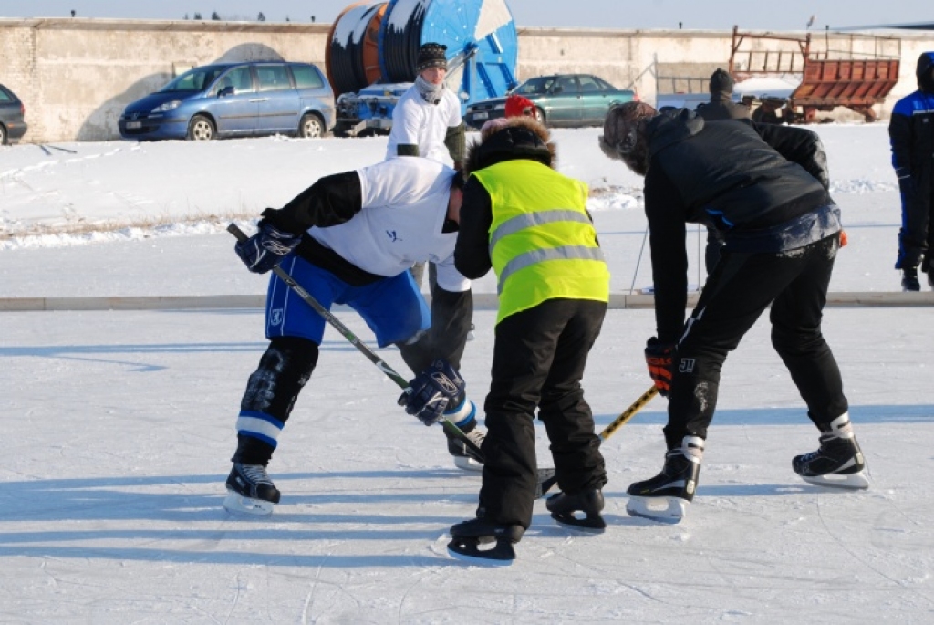 Viens no jauniešu biedrības «Mums pieder pasaule» iniciētiem pasākumiem bija Rundāles novada hokeja čempionāts.
Autors: no „Bauskas Dzīves” arhīva. 