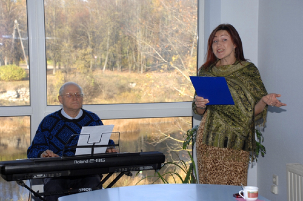 Novadnieks Mārcis Kalniņš komponē dziesmas, kam tekstu autori ir Bauskas novada literāti. Tās izpilda meita Ilze.
Autors: Ivars Bogdanovs