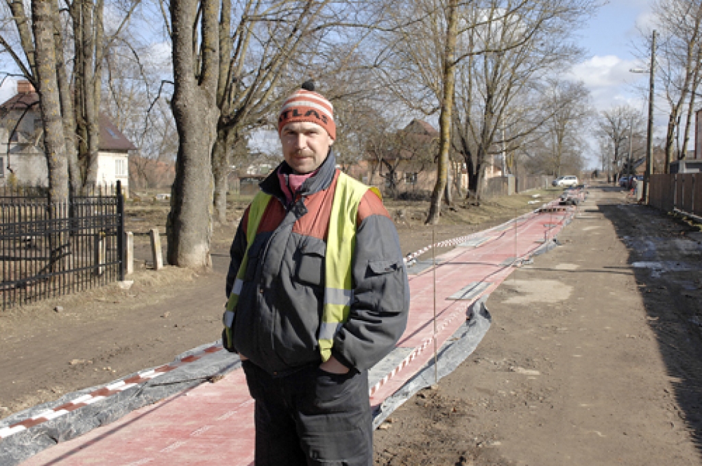 Ziedonis Ķesberis, SIA «Laterna» darbinieks, skata, vai zeme būs atkausēta pietiekami, lai varētu sākt strādāt.
Autors: Ivars Bogdanovs