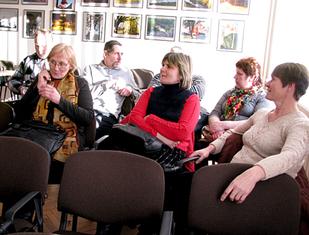 Konsultatīvās padomes sēdē uzaicinātie brunavieši neguva pārliecību, ka lielfermas būvētāji pildīs visus savus solījumus. 
Autors: Vilnis Auzāns