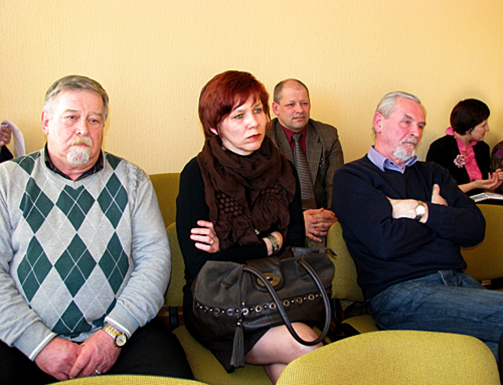 Pret Bauskas mūzikas skolas reorganizāciju komitejas sēdē iestājās iestādes vadītājs Valts Fricsons (no kreisās), direktora vietniece Inita Idere-Bankava, kā arī skolas padomes loceklis Jānis Esta. 
Autors: Vilnis Auzāns