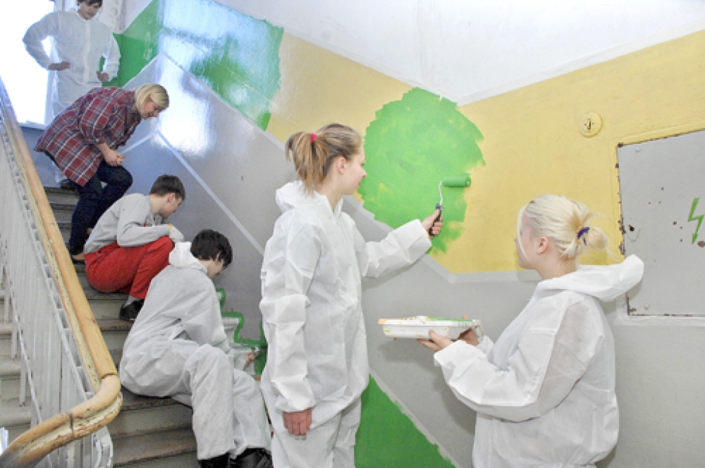 Bauskas Valsts ģimnāzijas 10. klases audzēkņi veido radošuma simbolu – zaļo sienu. Priekšplānā – Liene Veršinska un Nikola Armanda Kalniņa.
Autors: Ivars Bogdanovs