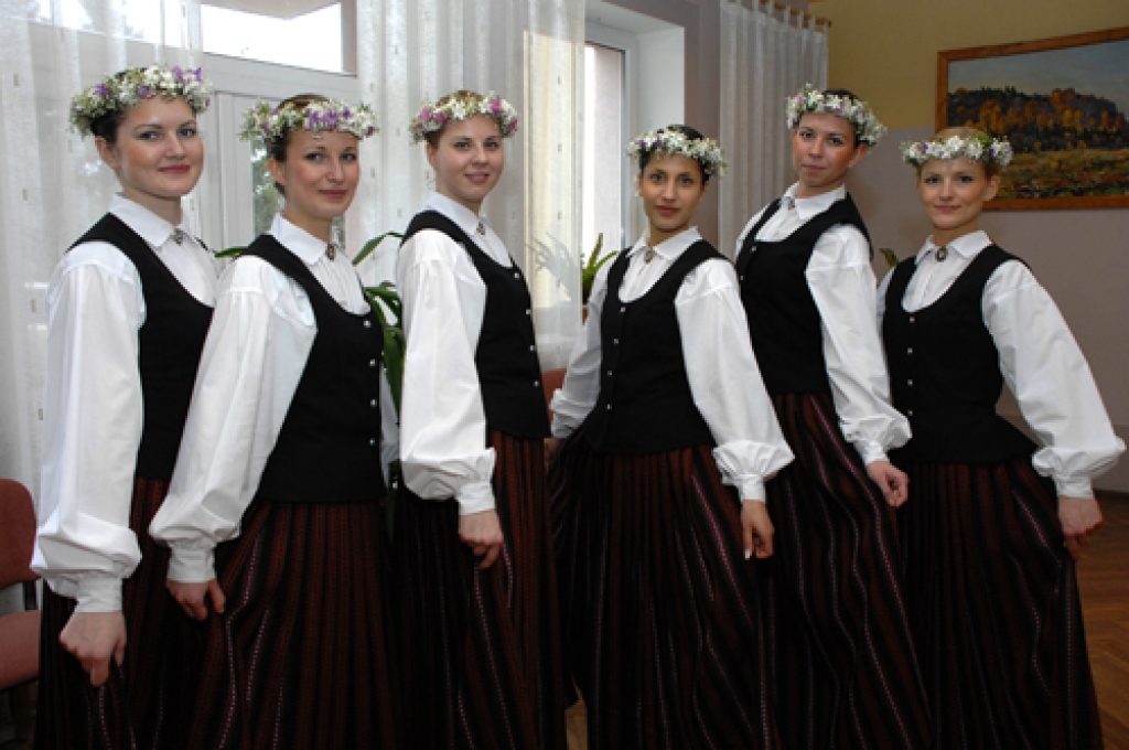 Iecavas tautas nama jauniešu deju kopas meitenes lepojas ar vainadziņiem, kuros ir dzīvi ziedi: hiacintes un plīvurpuķes.
Autors: Ivars Bogdanovs