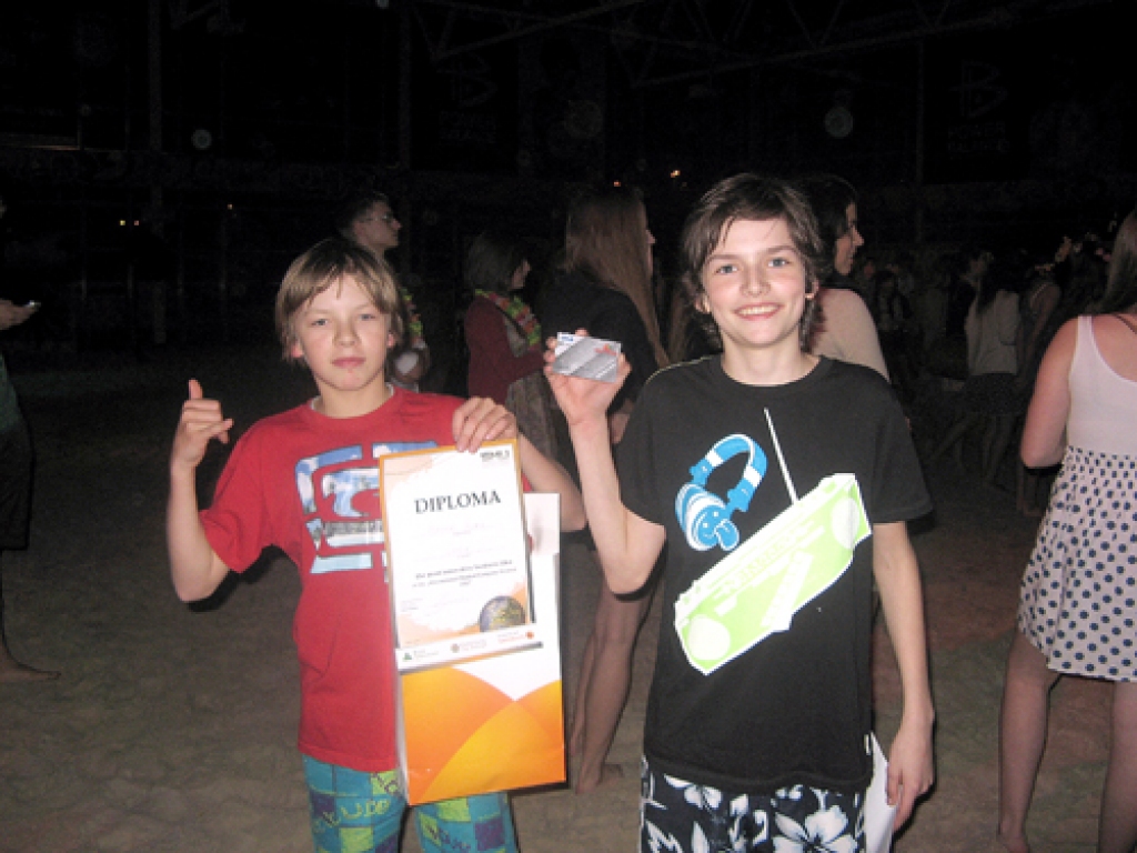 «Planieri Iecava» īpašnieki Kārlis Jānis Zaķis (no kreisās) un Mikus Kačerauskis pēc apbalvošanas ceremonijas atpūtas centrā «Brazīlija».
Autors: no Iecavas skolas arhīva