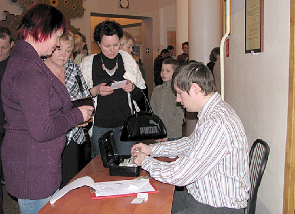 Baušķenieki steidz iegādāties biļetes uz šovu «Dziedi savai pilsētai». 
Autors: Vilnis Auzāns 