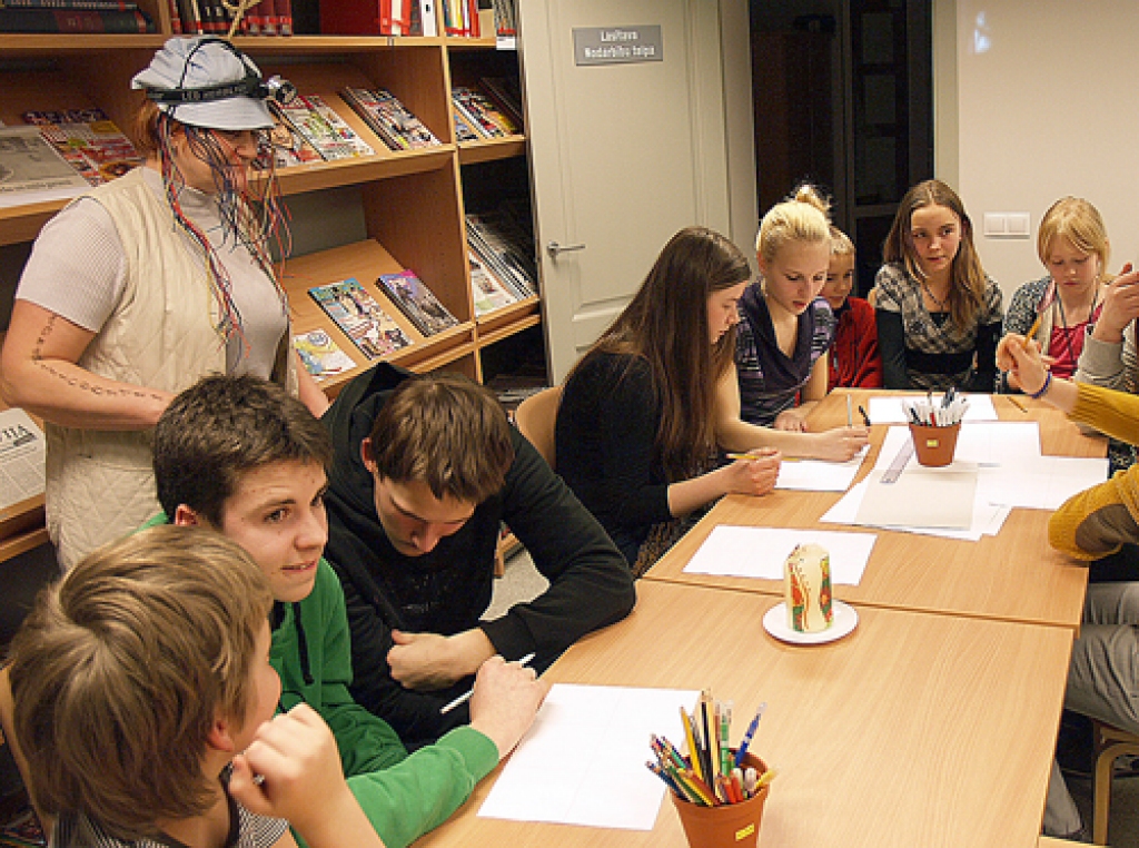 Digitālis – Sarmīte Avota (stāv) – palīdzēja Zorģu bibliotēkas lasītāju jaunajai paaudzei iepazīt virtuālās pasaules briesmas un priekšrocības.
Autors: Antra Ērgle