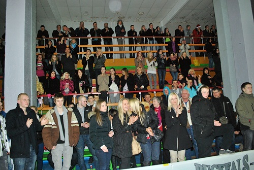 Baušķenieki priecājas, pirmajā rindā stāvošajiem viesu līdzjutējiem ir skāba sejas izteiksme, tomēr viņi aplaudē.
Autors: Uldis Varnevičs