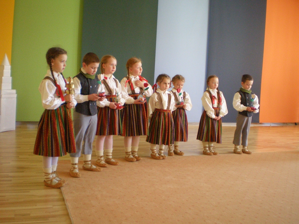 Viešņām dziedāja audzēkņi un darbinieces, izrādot tautas tērpus, kas iegādāti Latvijas un Lietuvas pārrobežu projektā.
Autors: No albuma.