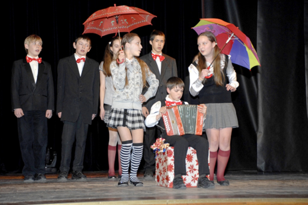 Pilsrundāles vidusskolas Bērsteles pamatskolas audzēkņi uz skatuves ar krokodila Genas dziesmu. 
Autors: Ivars Bogdanovs