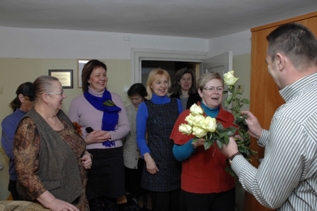 Bauskas Mākslas un novadpētniecības muzeja vīrieši sveic savas kolēģes Sieviešu dienā.
Autors: Ivars Bogdanovs