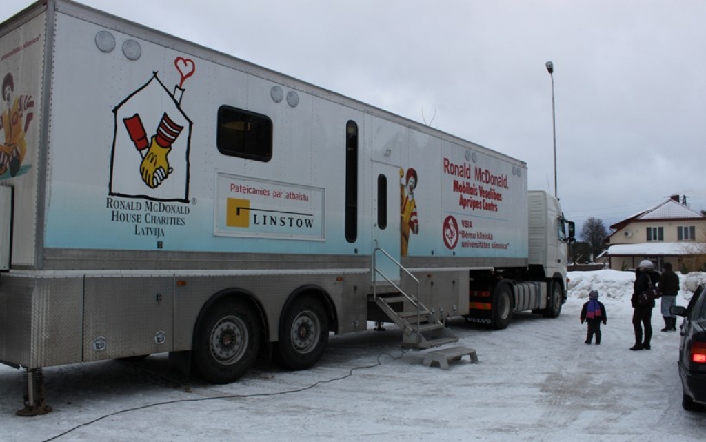 Iecavā piestāja mobilā ārstu brigāde no Bērnu klīniskās universitātes slimnīcas.