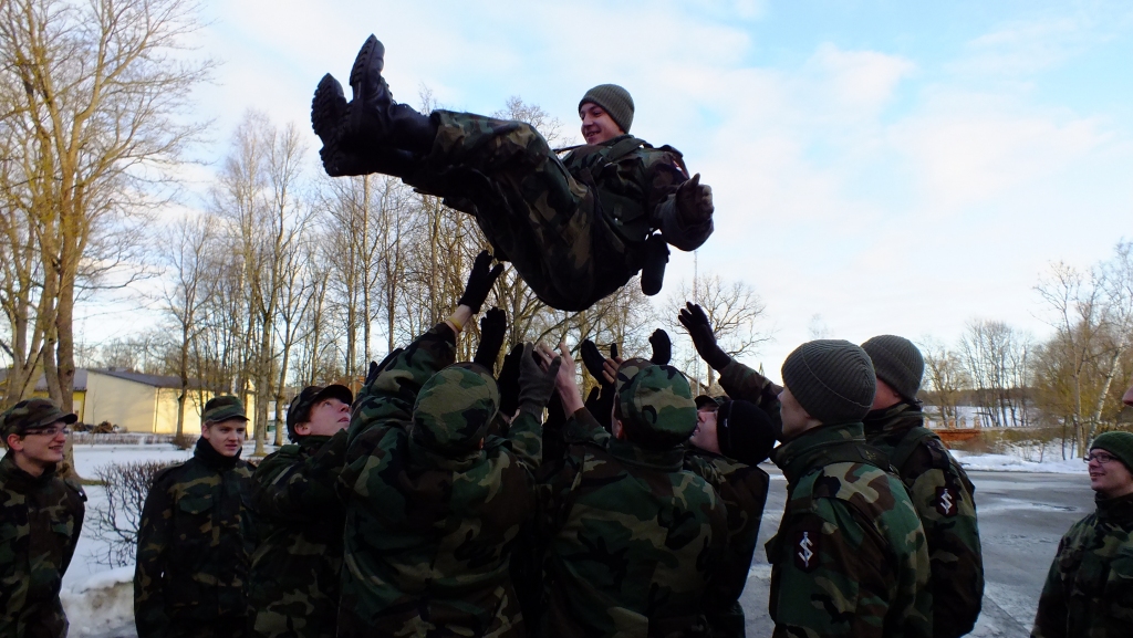 Nometnes laikā Bauskas 508. vienības jaunsargu Mārtiņu Tomsonu draugi sveica 20 gadu jubilejā. 
Autors: No albuma.