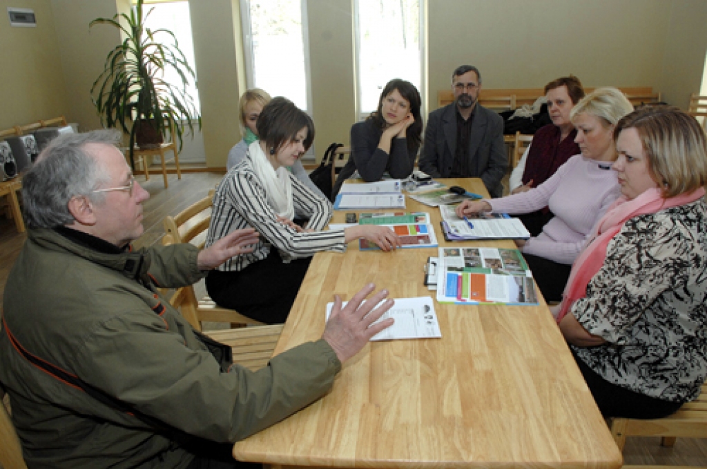Nīderlandes fondu «Koninklijke Nederlandsche Heidemaatschappij» pārstāvis Eduards Zvirgzds (no kreisās) uzrunā uz semināru atnākušās divas brunavietes: Eviju Teni (no labās) un Ilzi Kursišu.
Autors: Ivars Bogdanovs