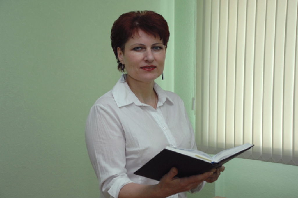 Bauskas rajona Tiesas sekretāre Skaidrīte Šimkevica arī darbā atrod brīvu mirklīti, lai padziedātu. 
Autors: Ivars Bogdanovs