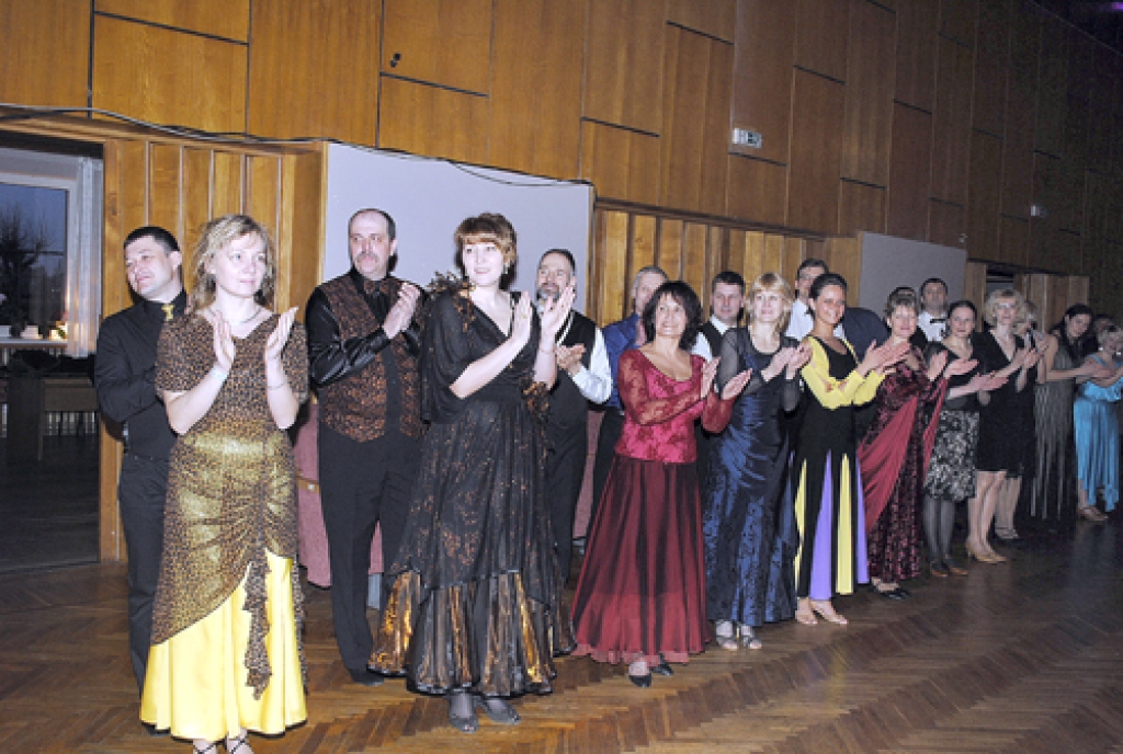 Īslīces deju kluba «Relax» dalībnieki pirms konkursa. Priekšplānā no kreisās – Elīna Baltgalve un Dzintars Burkovskis, Žanna un Dmitrijs Sergejevi. 
Autors: Juris Iļņickis