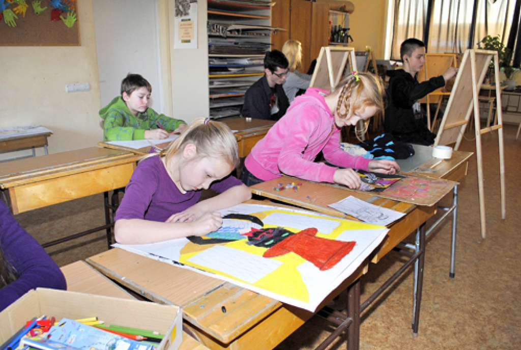 Vecumnieku mūzikas un mākslas skolas jaunāko klašu bērni stundā veic patstāvīgo darbu..
Autors: no «Bauskas Dzīves» arhīva