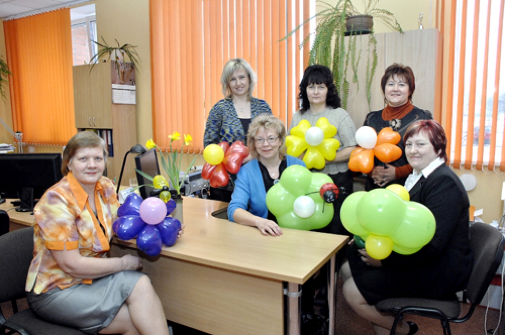 Bauskas lauku konsultāciju biroja komandas saliedētāja, vadītāja Eleonora Maisaka (priekšplānā), lepojas, ka iestādē ir kvalificētas un noturīgas darbinieces Ieva Litiņa (pirmajā rindā no kreisās), Raimonda Ribikauska, Dace Medne (stāv no kreisās), Aija Daģe un Velta Puža. 
Autors: Ivars Bogdanovs