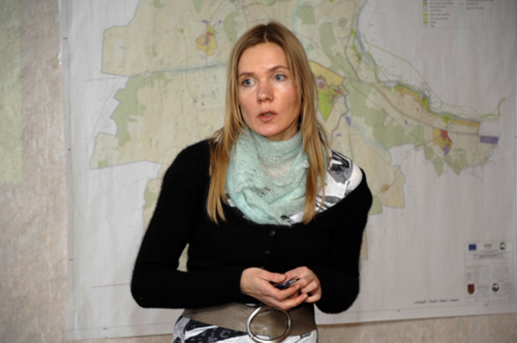 SIA «Reģionālie projekti» projektu vadītāja Santa Pētersone iepazīstina ar novada teritorijas plānojumu. 
Autors: Ivars Bogdanovs