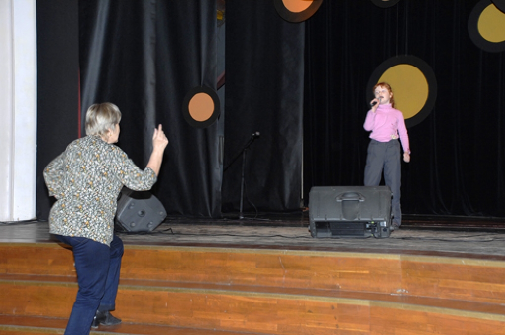 Uz skatuves sešgadīgā Elizabete Gibža. Viņai padomu sniedz vokālā pedagoģe Māra Zelmene. 
Autors: Ivars Bogdanovs