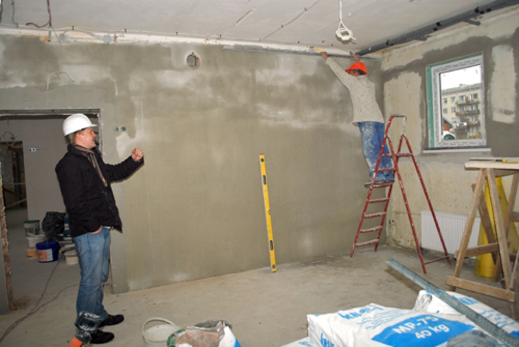 Gatis Petrovs (no kreisās), SIA «Ota un partneri» būvdarbu vadītājs, vēro, kā Igors Minovs ar līmeņrādi pārbauda darbu kvalitāti.
Autors: Uldis Varnevičs