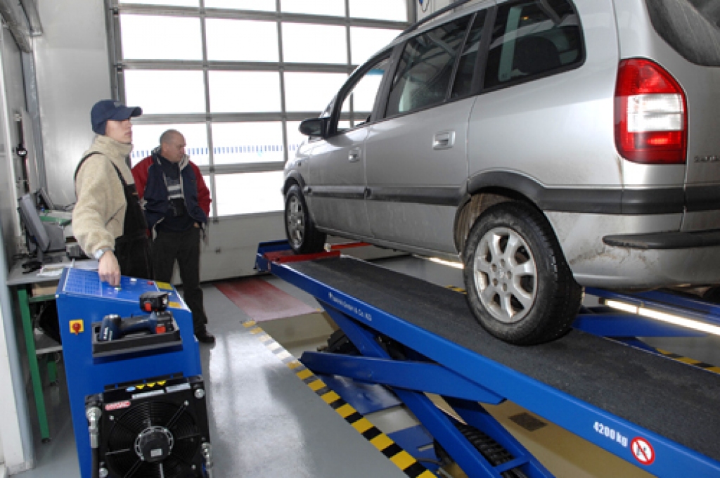 Inspektors Kaspars Vilks pārbauda auto ar jaunuzstādīto iekārtu. 
Autors: Ivars Bogdanovs