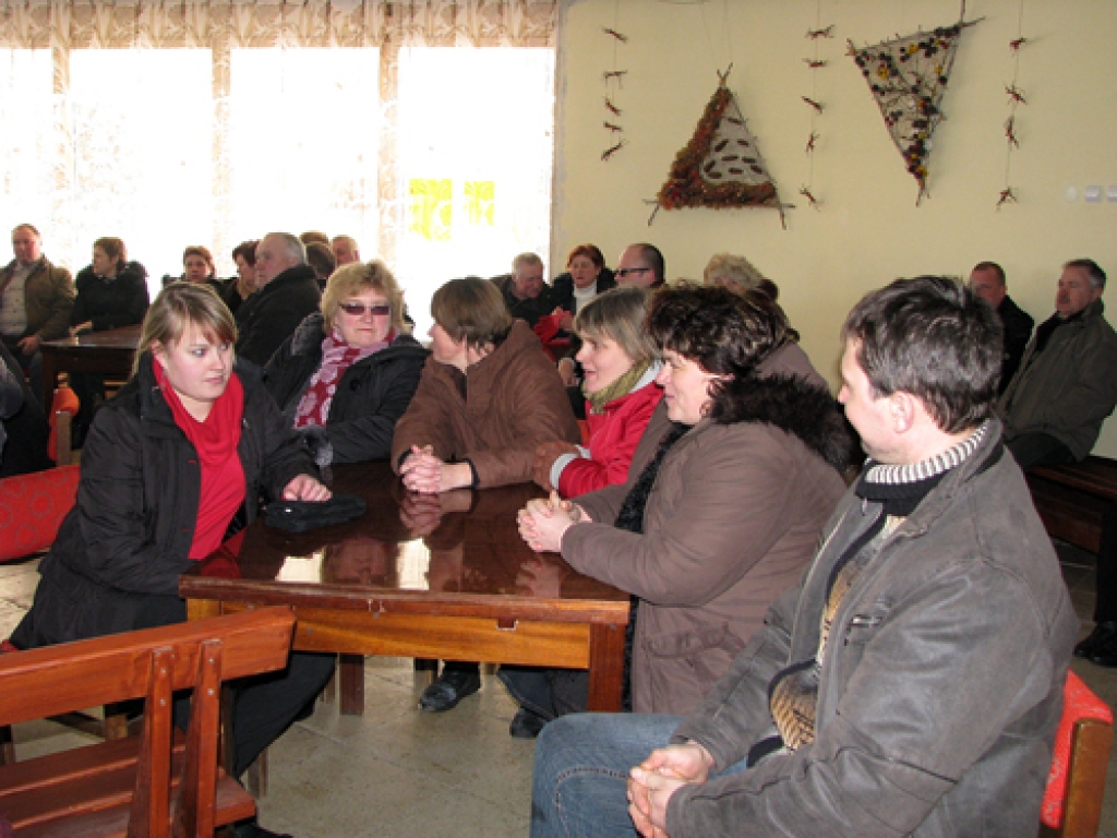 Parakstu vākšanu pret lielfermas būvi Tunkūnos brunavieši sāka 11. februārī, kad Grenctālē pāris stundu laikā tika organizēta iedzīvotāju sapulce. Tajā ieradās ap 70 pagasta ļaužu. 
Autors: Vilnis Auzāns