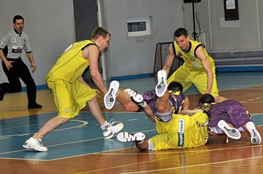 Sporta namā «Mēmele» 24. aprīlī tikās Bauskas ««Kvēle»/sporta centrs «Mēmele»» komanda ar SK «Limbaži». Baušķenieki lika panervozēt saviem līdzjutējiem, bet uzvarēja ar 54:49.

Jāatzīst, ka spēle no citām atšķīrās ar vienu raksturīgu...
Autors: Uldis Varnevičs