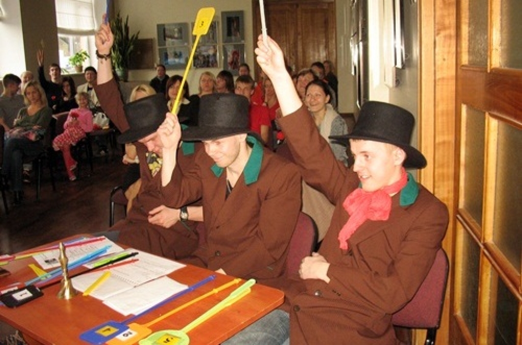 Jaunie mākslinieki no Iecavas, Bauskas, Mežotnes, Svitenes, Ogres, Ropažiem un Liepupes 20. aprīlī Bauskas kultūras centrā rādīja pašu iestudētas lugas un piedalījās teātra sporta sacensībās.

Izrādes skatījās un vērtēja Bauskas Tautas...
Autors: Uldis Varnevičs