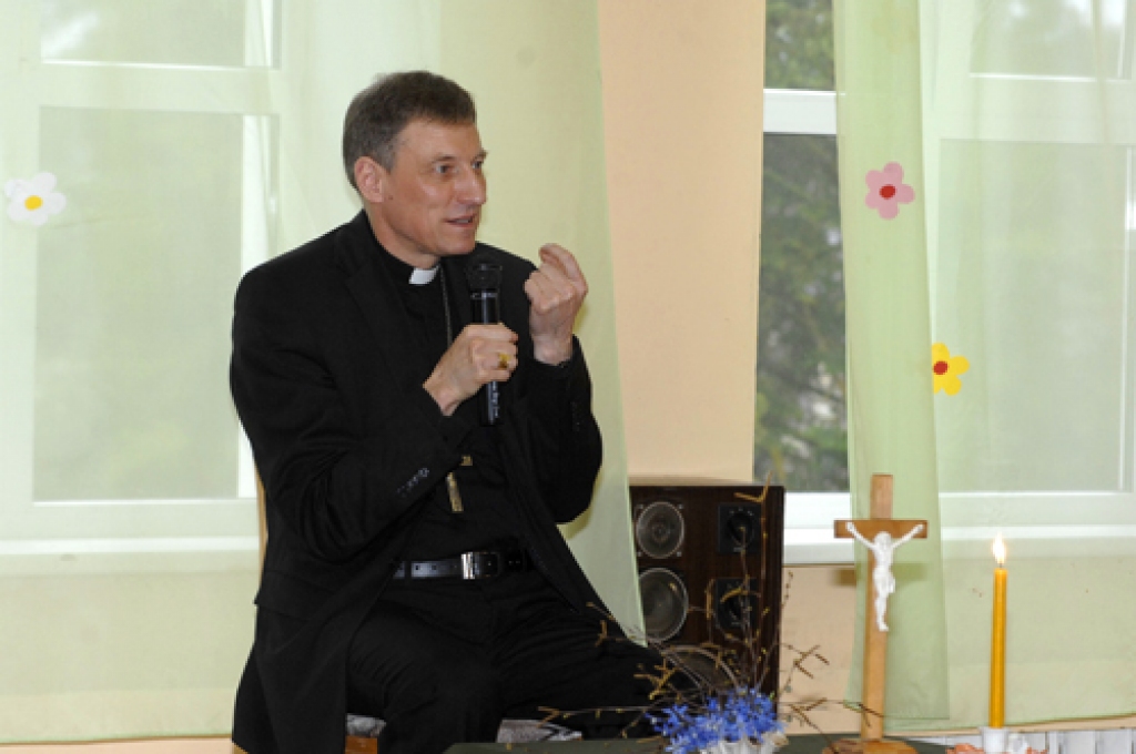 Stelpes pamatskolā 20. aprīlī notika Romas katoļu baznīcas arhibīskapa Zbigņeva Stankeviča un Vecumnieku novada iedzīvotāju saruna par vērtībām mūsdienu sabiedrībā. Tikšanās iniciatores ir Vecumnieku pagasta muzeja vadītāja Aloida Baķe un...
Autors: Ivars Bogdanovs