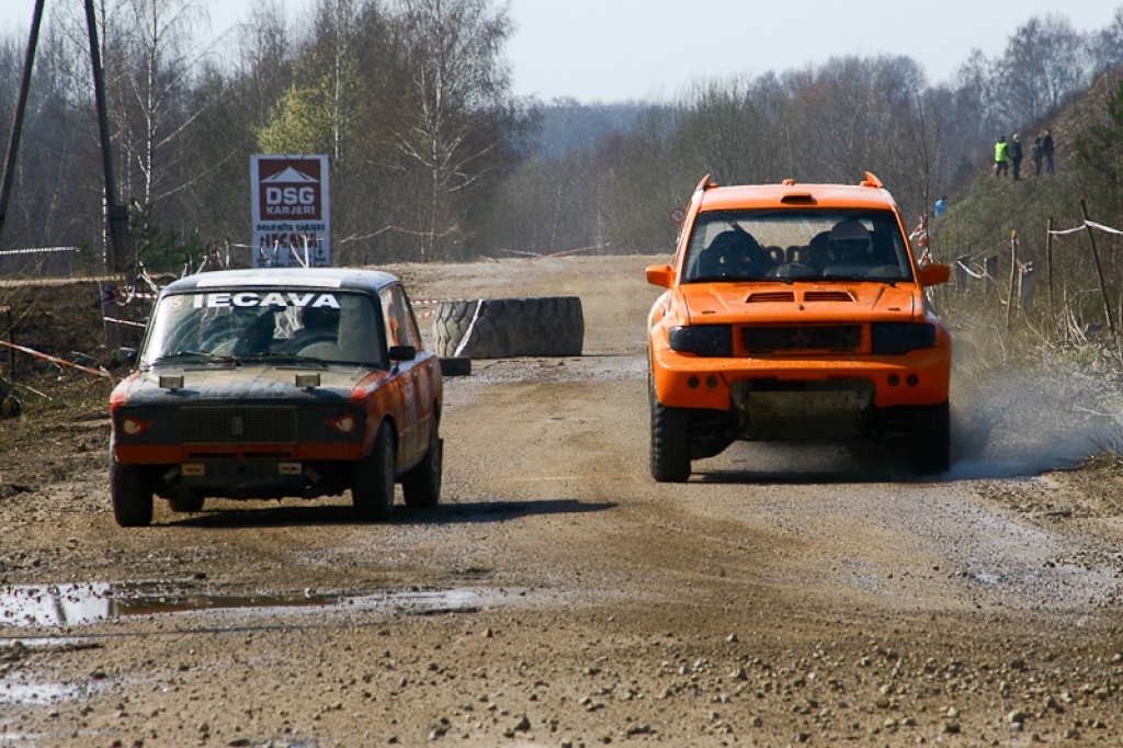 21. aprīlī ar sešu stundu izturības braucienu Jelgavas pusē un dragreisa sacensībām Rīgā startēja 2012. gada Latvijas autosporta vasaras sezona.
Emburgas pusē Akmenscūciņu karjerā (ceļš Iecava-Jelgava 6. km) norisinājās pasākums “AutoEuro...