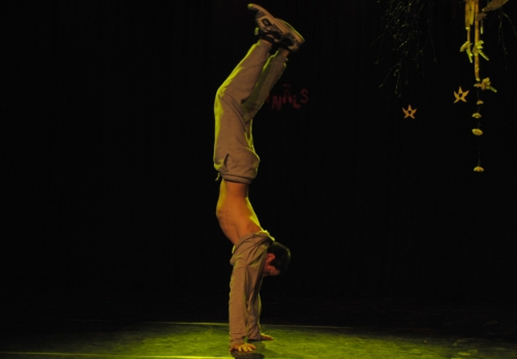 Biedrības «Iecavas Jauniešu padome» rīkotā talantu izrādīšanas sarīkojuma «Manas sirds talants» finālā uz skatuves kāpa gan dziedātājas, gan dejotāji, hiphopa cienītājs un ģitārists.
Žūrija par labāko nosauca Signiju Taraņenko – 14 gadus...
Autors: Kristaps Ābelnieks