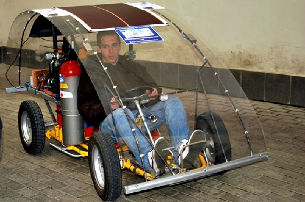 Ar elektriskajiem velosipēdiem un elektrisko, ūdeņraža un saules enerģijas auto «ŪMO-HYMO» nākotni varēja iepazīties Eiropas Savienības mājas diskusijā Rīgā. 
Žurnālists Ansis Bogustovs 11. aprīlī uz diskusiju aicināja gan ekspertus, gan...
Autors: Uldis Varnevičs