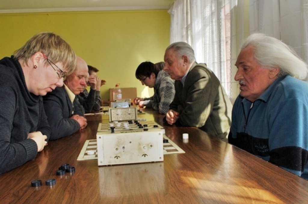 Starptautiskais Lieldienu turnīrs dambretē Bauskā pulcināja 24 dalībniekus, tajā skaitā 11 sporta meistarus.

Pamatturnīrā, kurš notika lielajā piektdienā, 6. aprīlī, pēc izlozes sistēmas katrs no dalībniekiem spēlēja deviņas partijas. Ar...
Autors: Uldis Varnevičs